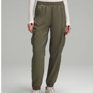 💚 NWOT Lululemon Athletica Lightweight Cargo Mid-Rise Hiking Pants Olive 10 💚